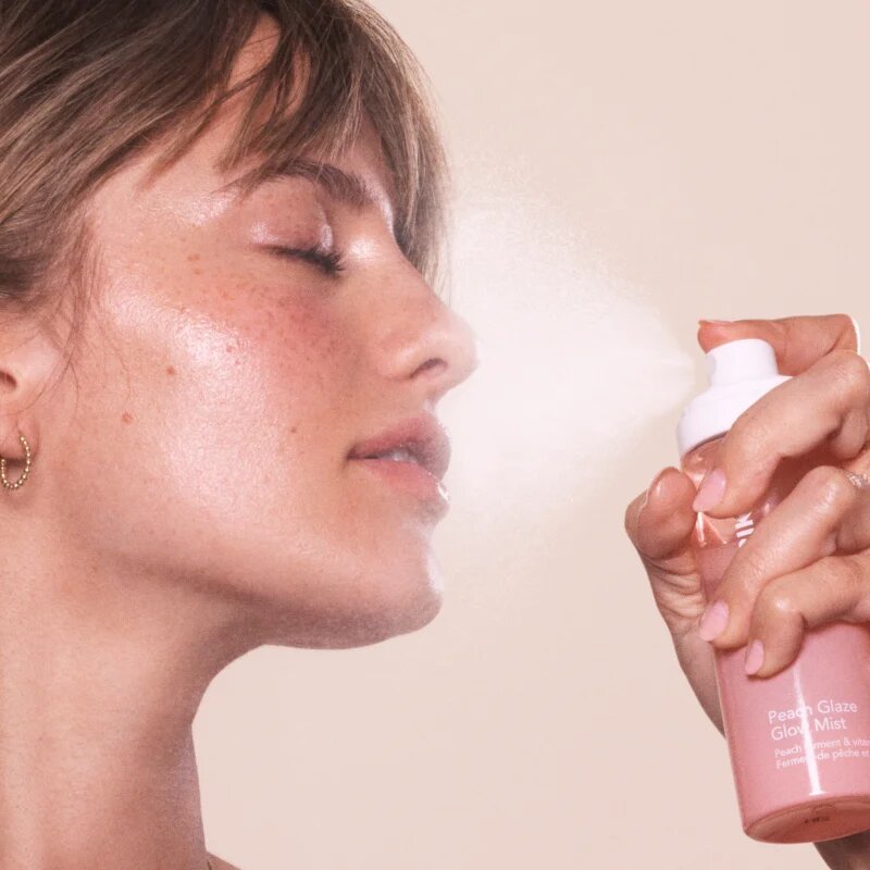 OLEHENRIKSEN Truth Peach Glaze Glow Mist meglica za obraz z vitaminom C 80 ml