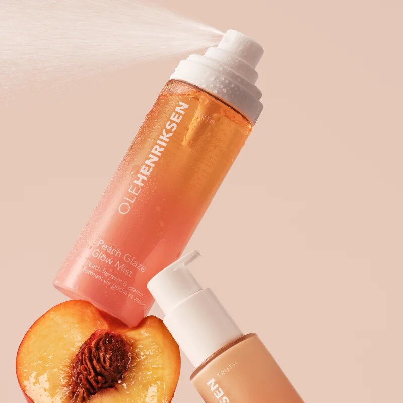OLEHENRIKSEN Truth Peach Glaze Glow Mist meglica za obraz z vitaminom C 80 ml
