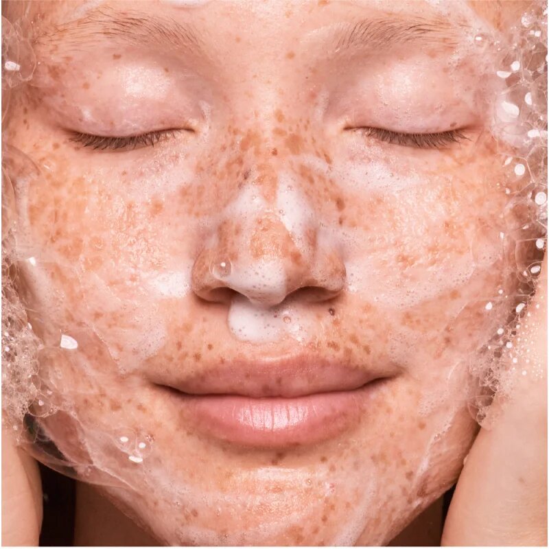 OLEHENRIKSEN Truth Peach Glaze Glow Niacinamide Cleanser čistilni penasti gel za osvetljevanje kože in hidratacijo 150 ml