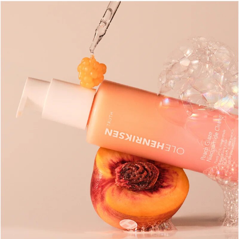 OLEHENRIKSEN Truth Peach Glaze Glow Niacinamide Cleanser čistilni penasti gel za osvetljevanje kože in hidratacijo 60 ml