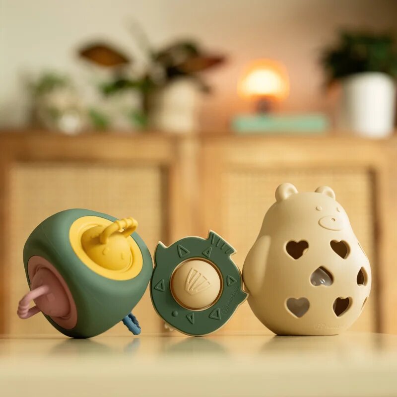Petite&Mars Bear Basil 0m+ ropotuljica Misty Green 1 kos