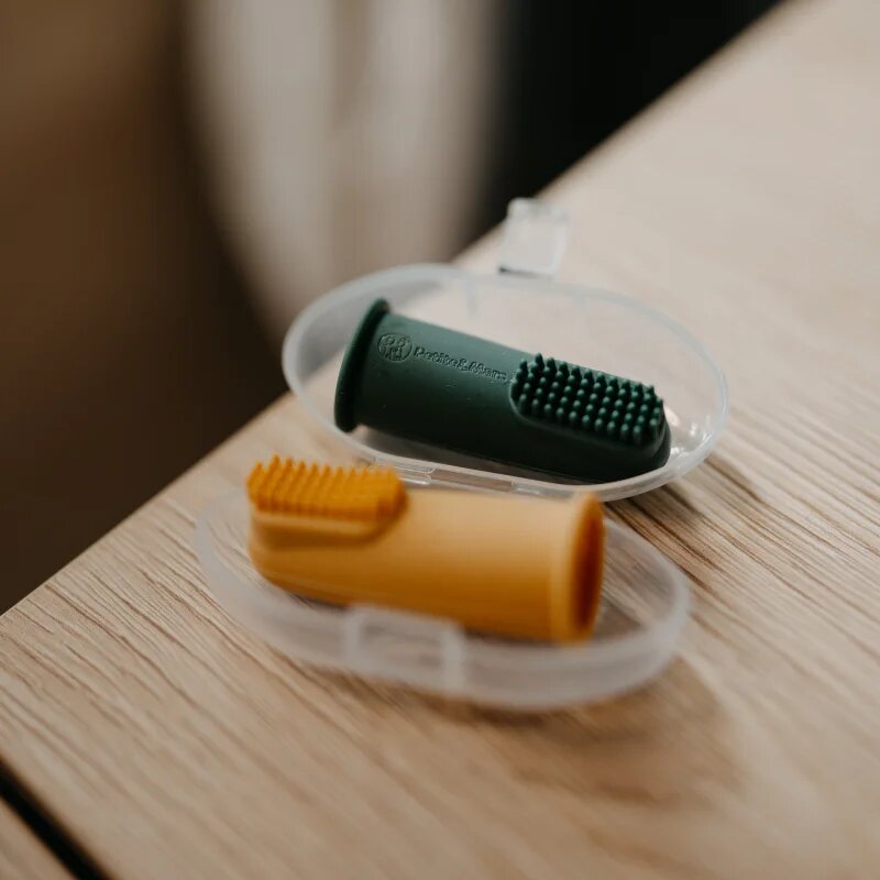Petite&Mars Take&Match 0m+ otroška zobna ščetka za na prst z etuijem Ochre&Green 2 kos