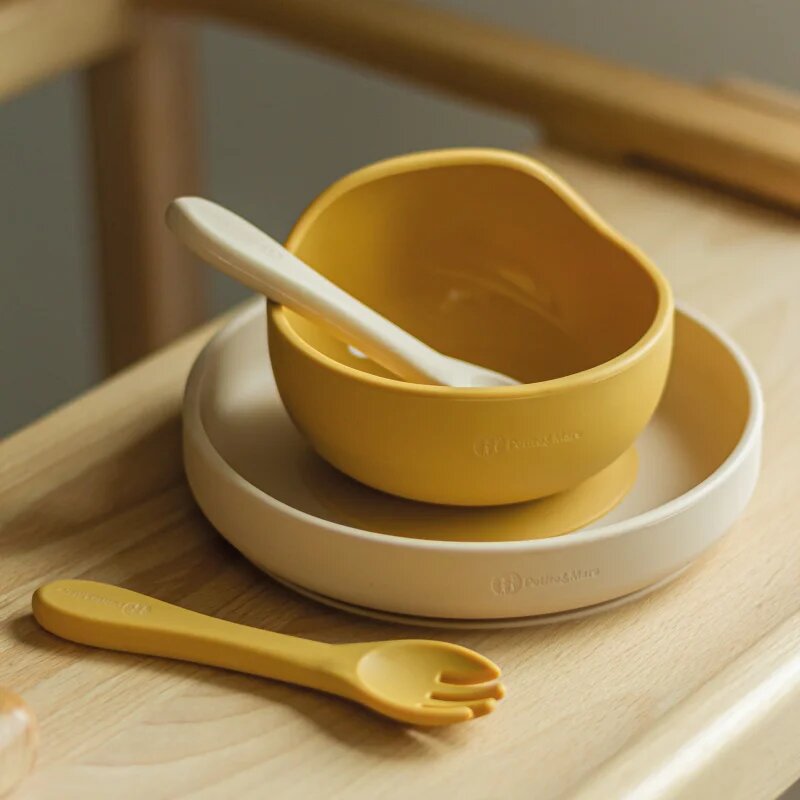 Petite&Mars Take&Match Silicone Bowl skledica s priseskom Intense Ochre 6 m+ 360 ml
