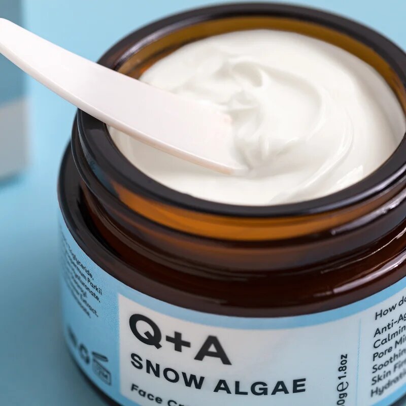 Q+A Snow Algae hranilna vlažilna krema za suho in zelo suho občutljivo kožo 50 g