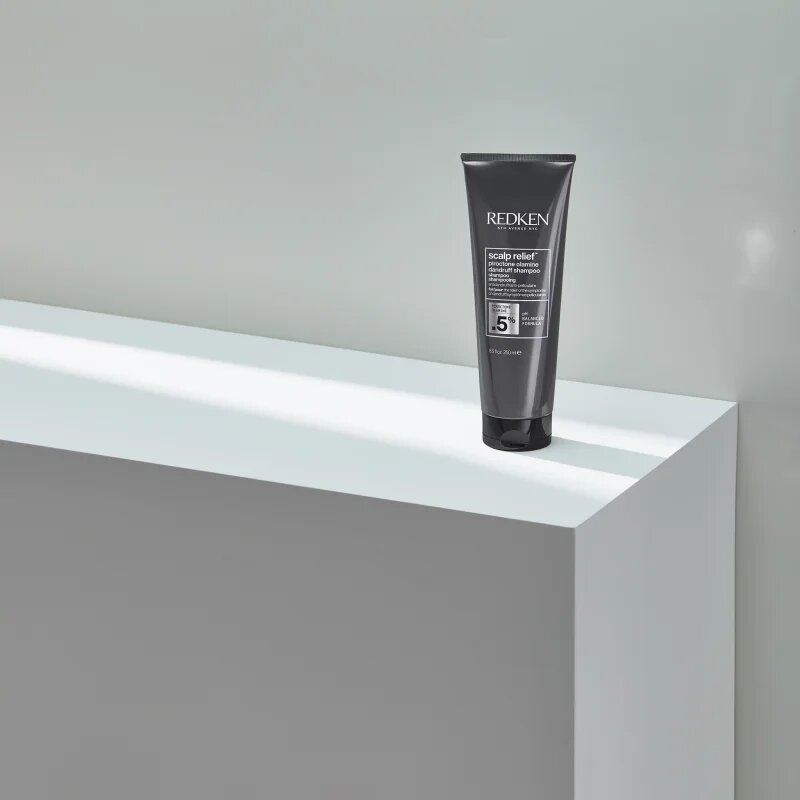 Redken Scalp Relief pomirjujoči šampon proti prhljaju 250 ml