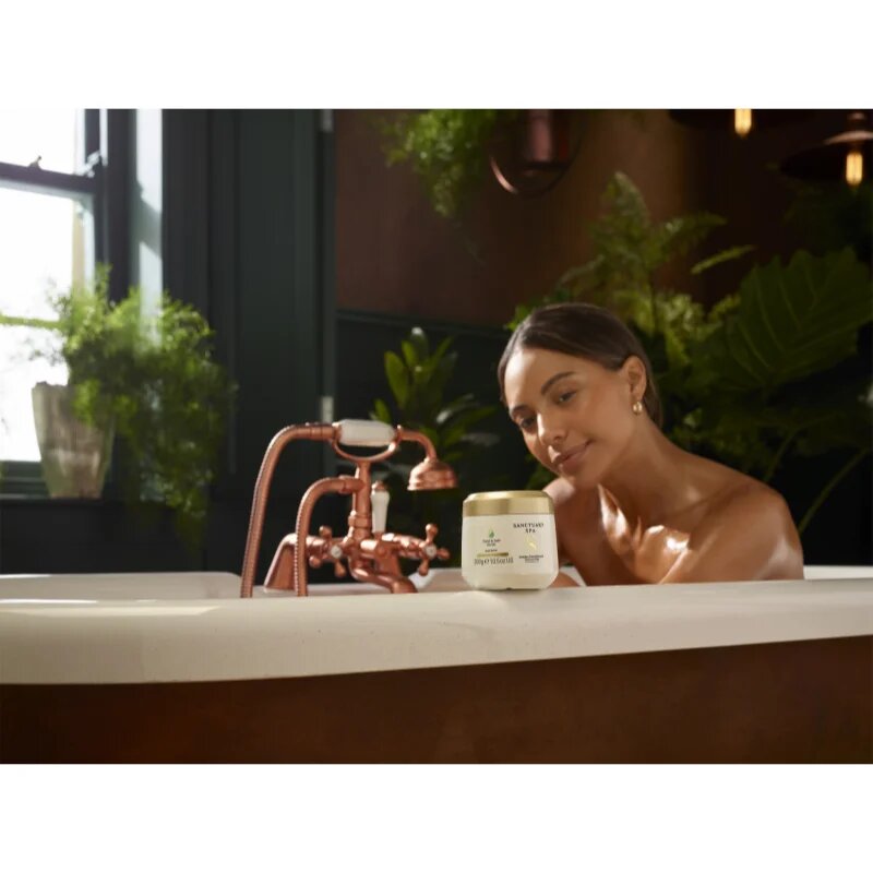 Sanctuary Spa Golden Sandalwood solni piling za telo 300 g