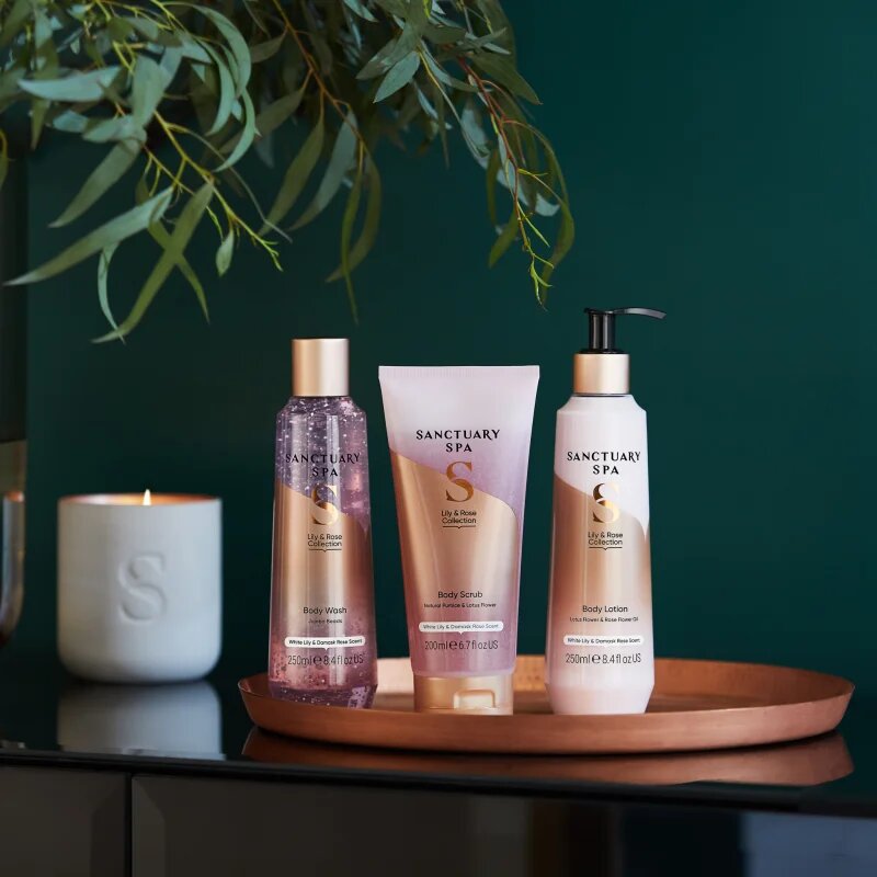 Sanctuary Spa Lily & Rose Collection gelasti piling z gladilnim učinkom 200 ml