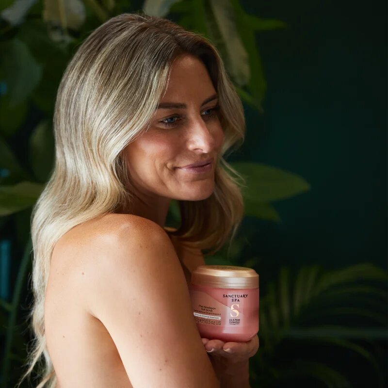 Sanctuary Spa Lily & Rose Collection negovalni piling za telo z vonjem cvetja 300 g