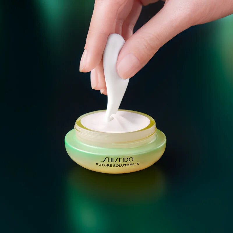 Shiseido Future Solution LX Legendary Enmei Ultimate Brillance Eye Cream pomlajevalna in posvetlitvena krema za predel okoli oči 15 ml
