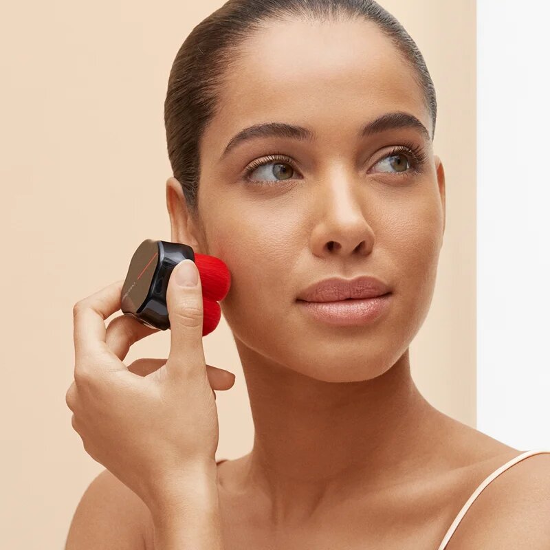 Shiseido HANATSUBAKI HAKE Polishing Face Brush čopič za nanos tekočih in pudrastih izdelkov 1 kos