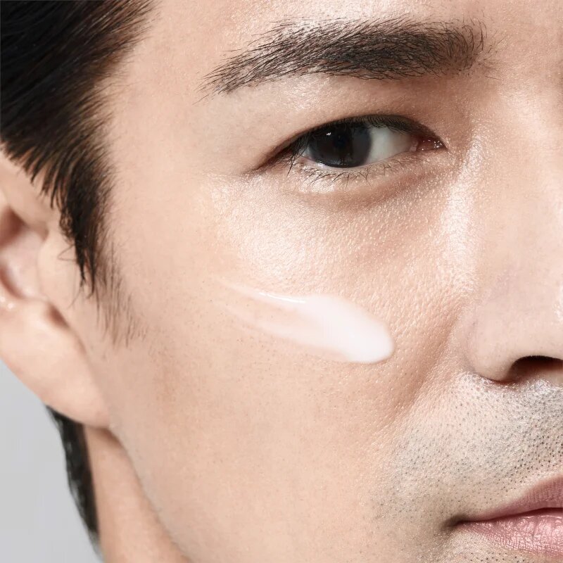 Shiseido Men Energizing Moisturizing Extra Light Fluid fluid z regeneracijskim učinkom za moške 100 ml