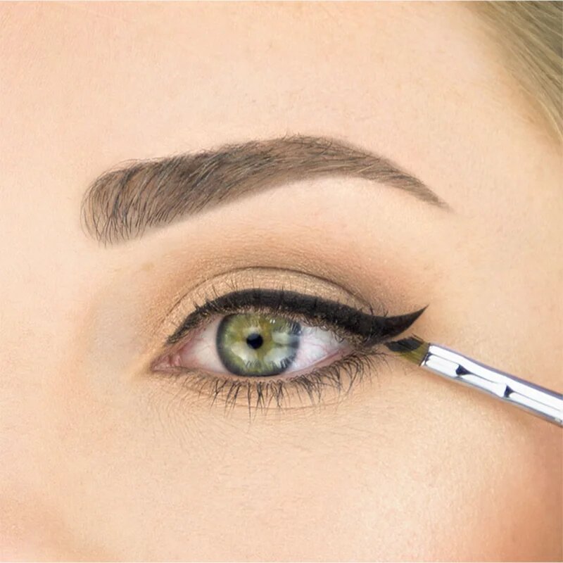 Sigma Beauty Eyes E06 WINGED LINER™ BRUSH čopič za ličenje oči 1 kos