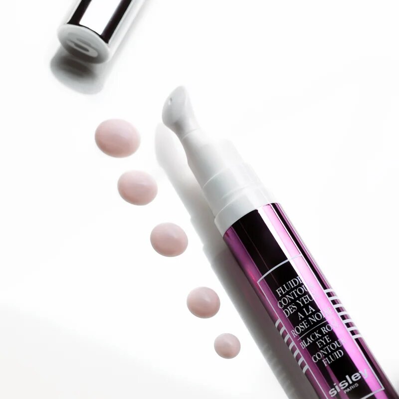 Sisley Black Rose Eye Contour Fluid posvetlitveni fluid proti gubam za predel okoli oči z revitalizacijskim učinkom 14 ml