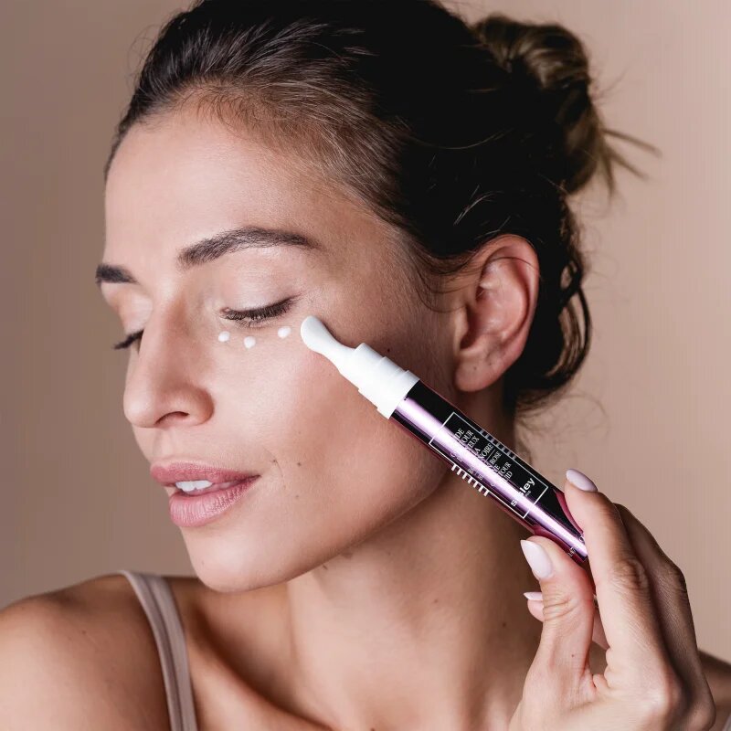 Sisley Black Rose Eye Contour Fluid posvetlitveni fluid proti gubam za predel okoli oči z revitalizacijskim učinkom 14 ml