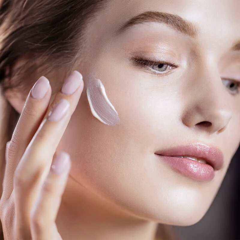 Sisley Phyto-Blanc Le Soin zaščitna vlažilna krema z obnovitvenim učinkom SPF 50+ PA+++ 40 ml