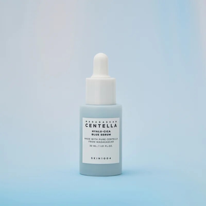 SKIN1004 Madagascar Centella Hyalu-Cica Blue Serum intenzivno vlažilni serum za pomiritev in okrepitev občutljive kože 30 ml