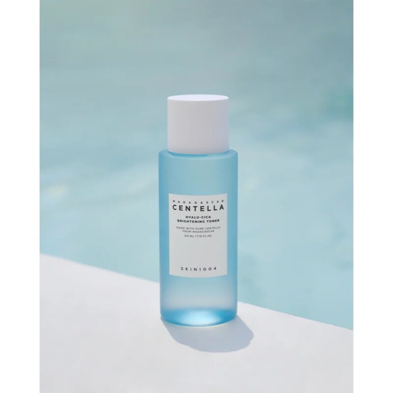 SKIN1004 Madagascar Centella Hyalu-Cica Brightening Toner nežni eksfoliacijski tonik za osvetljevanje kože in hidratacijo 210 ml