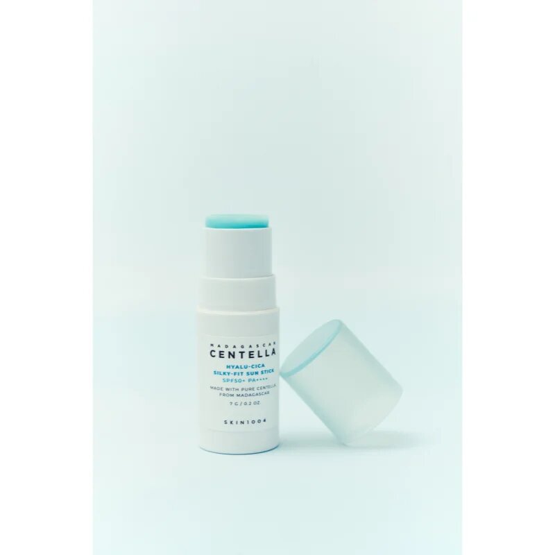 SKIN1004 Madagascar Centella Hyalu-Cica Silky-Fit Sun Stick zaščitna vlažilna paličica SPF 50+ 7 g