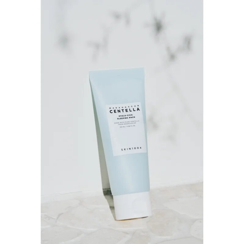 SKIN1004 Madagascar Centella Hyalu-Cica Sleeping Pack izpopolnjevalna in vlažilna maska za čez noč za učvrstitev kože 100 ml