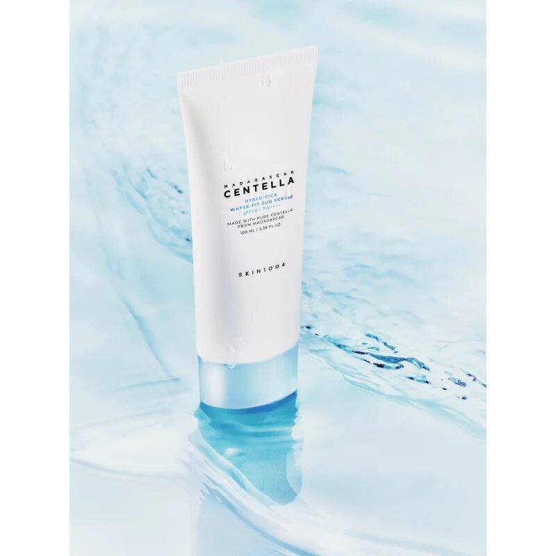 SKIN1004 Madagascar Centella Hyalu-Cica Water-Fit Sun Serum zaščitni serum z vlažilnim učinkom SPF 50+ 100 ml