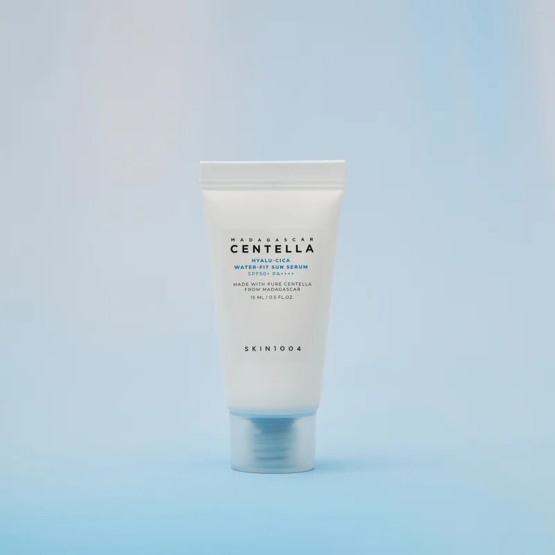 SKIN1004 Madagascar Centella Hyalu-Cica Water-Fit Sun Serum zaščitni serum z vlažilnim učinkom SPF 50+ 15 ml