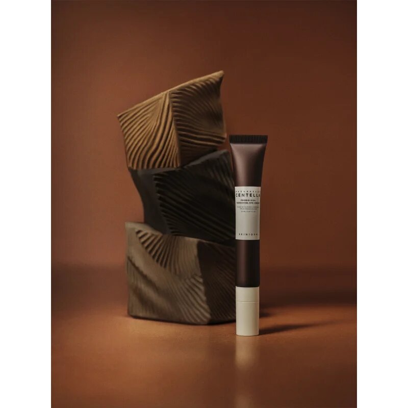 SKIN1004 Madagascar Centella Probio-Cica Bakuchiol Eye Cream krema proti gubam za predel okoli oči s pomirjajočim učinkom