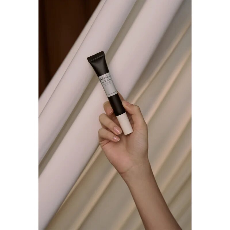 SKIN1004 Madagascar Centella Probio-Cica Bakuchiol Eye Cream krema proti gubam za predel okoli oči s pomirjajočim učinkom