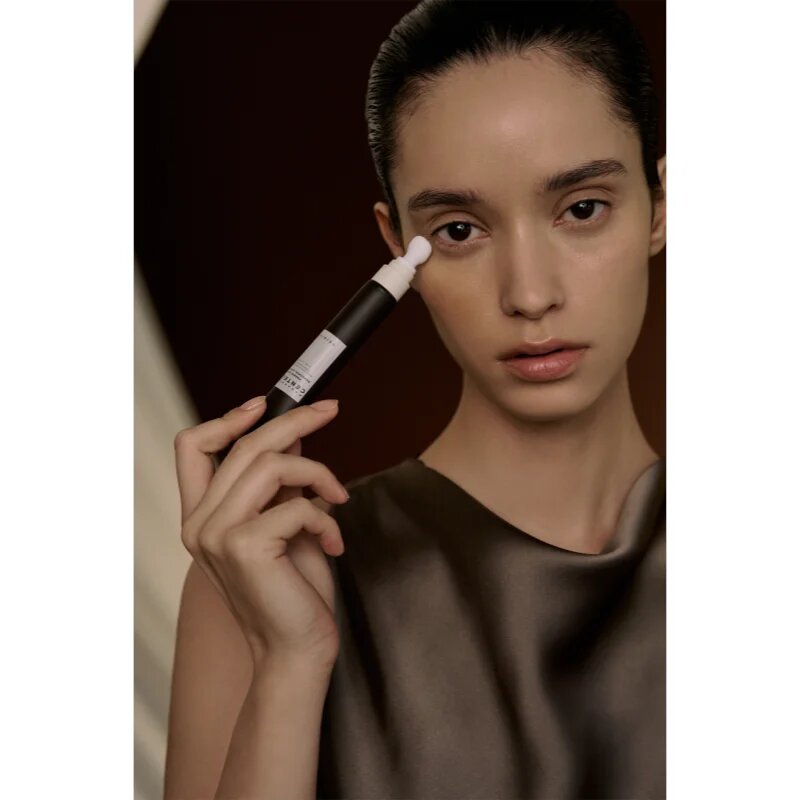 SKIN1004 Madagascar Centella Probio-Cica Bakuchiol Eye Cream krema proti gubam za predel okoli oči s pomirjajočim učinkom
