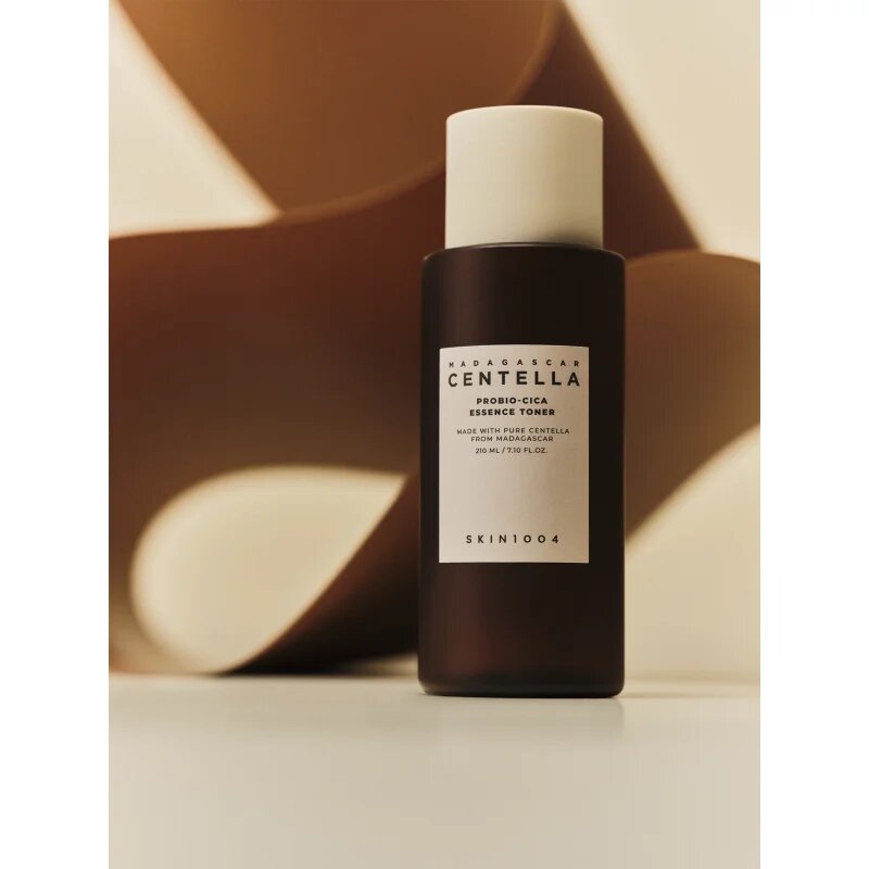 SKIN1004 Madagascar Centella Probio-Cica Essence Toner pomirjajoči tonik z vlažilnim učinkom 210 ml