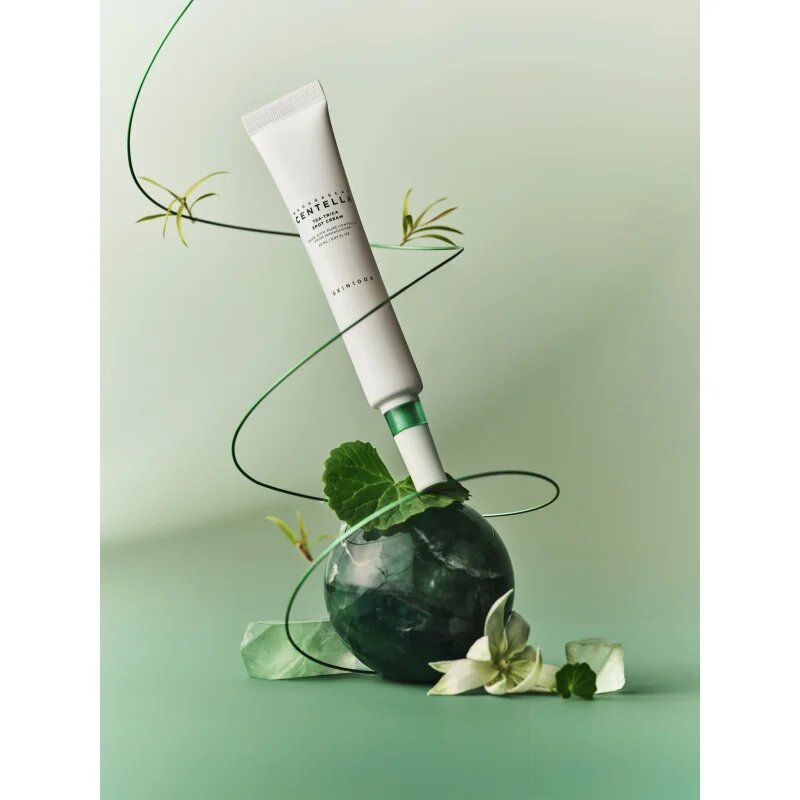 SKIN1004 Madagascar Centella Tea-Trica Spot Cream lokalna nega proti aknam s pomirjajočim učinkom 20 ml
