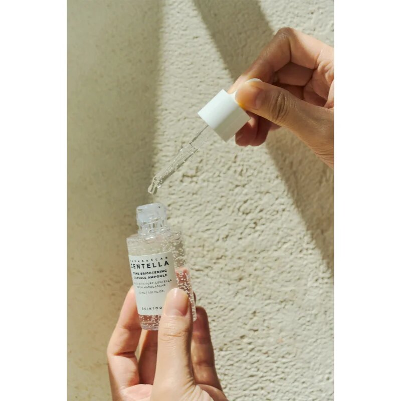 SKIN1004 Madagascar Centella Tone Brightening Capsule Ampoule vlažilni serum za posvetlitev in zgladitev kože 30 ml