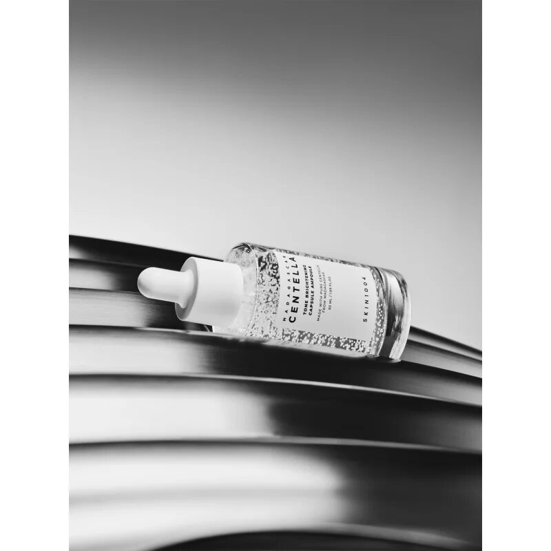 SKIN1004 Madagascar Centella Tone Brightening Capsule Ampoule vlažilni serum za posvetlitev in zgladitev kože 50 ml