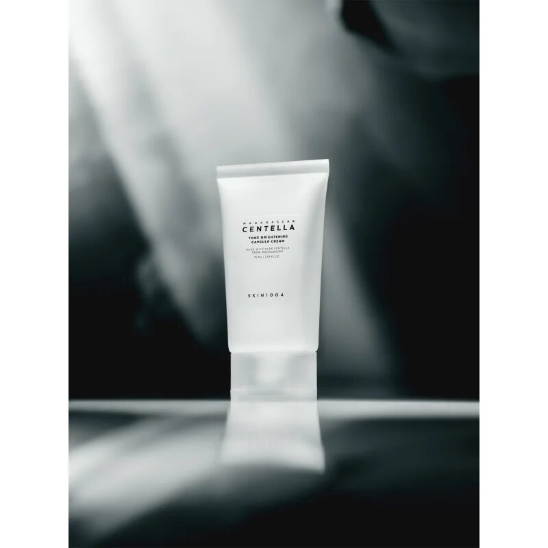 SKIN1004 Madagascar Centella Tone Brightening Capsule Cream revitalizacijska in posvetlitvena krema s pomirjajočim učinkom 75 ml