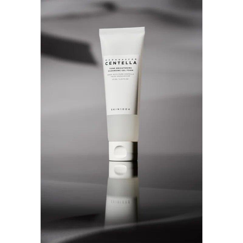 SKIN1004 Madagascar Centella Tone Brightening Cleansing Gel Foam penasti čistilni gel za osvetljevanje kože in hidratacijo 125 ml