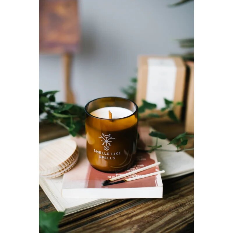 Smells Like Spells Norse Magic Eir dišeča sveča z lesenim stenjem (healing/health) 200 g
