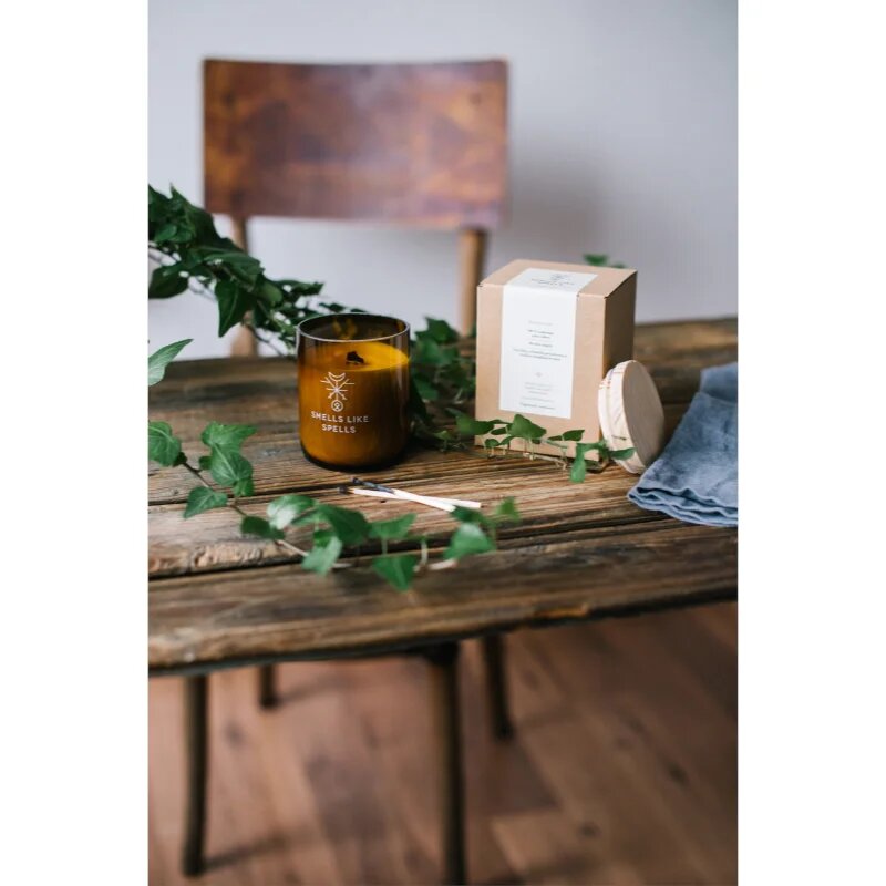 Smells Like Spells Norse Magic Freya dišeča sveča z lesenim stenjem (love/relationship) 200 g