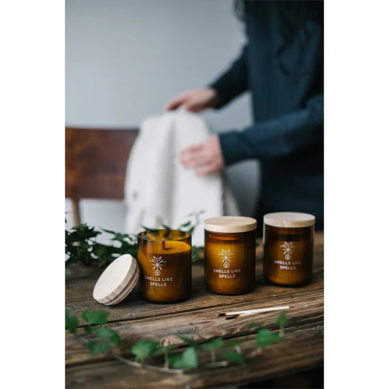 Smells Like Spells Norse Magic Frigga dišeča sveča z lesenim stenjem (home/partnership) 200 g