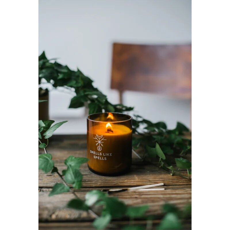Smells Like Spells Norse Magic Kvasir dišeča sveča z lesenim stenjem (intelligence spell) 200 g