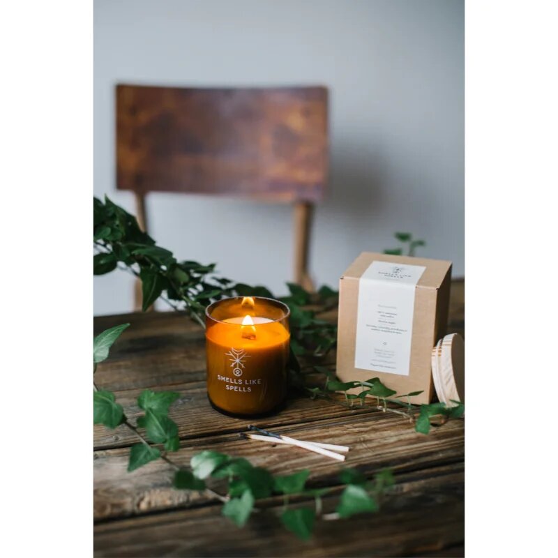 Smells Like Spells Norse Magic Norns dišeča sveča z lesenim stenjem (luck/success) 200 g