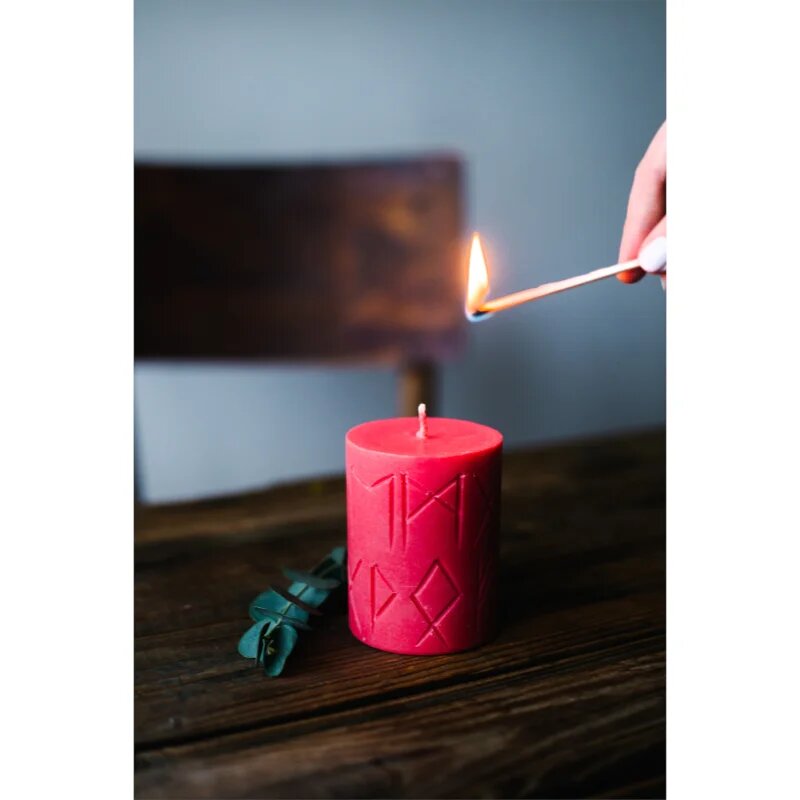 Smells Like Spells Rune Candle Freya dišeča sveča (love/relationship) 300 g