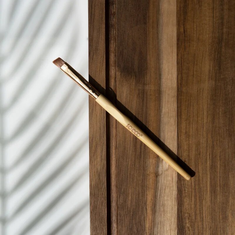 So Eco Angled Eyeliner Brush čopič za oči kotni 1 kos