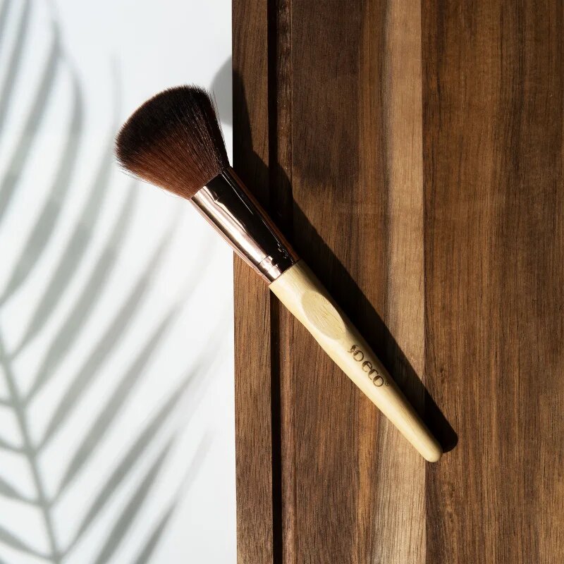 So Eco Blush Brush čopič za obraz s hipoalergenimi ščetinami 1 kos