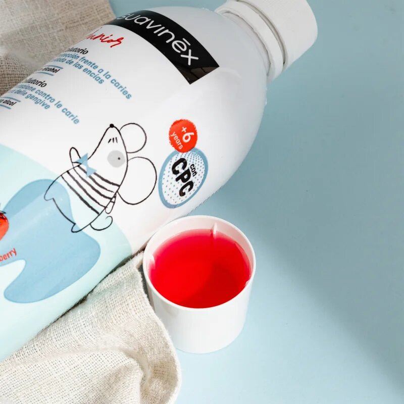 Suavinex Junior 6 y+ ustna voda za otroke okus Strawberry 500 ml