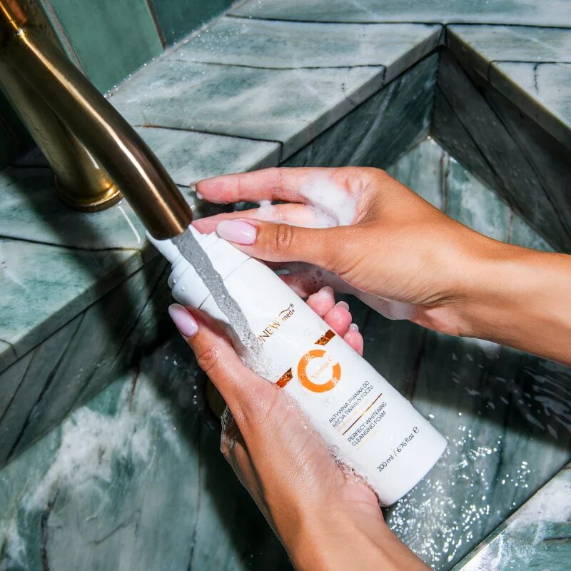 SUNEWMED+ Active Foaming Cleanser Face and Eye Makeup Removal čistilna pena za odstranjevanje ličil z vitaminom C 200 ml