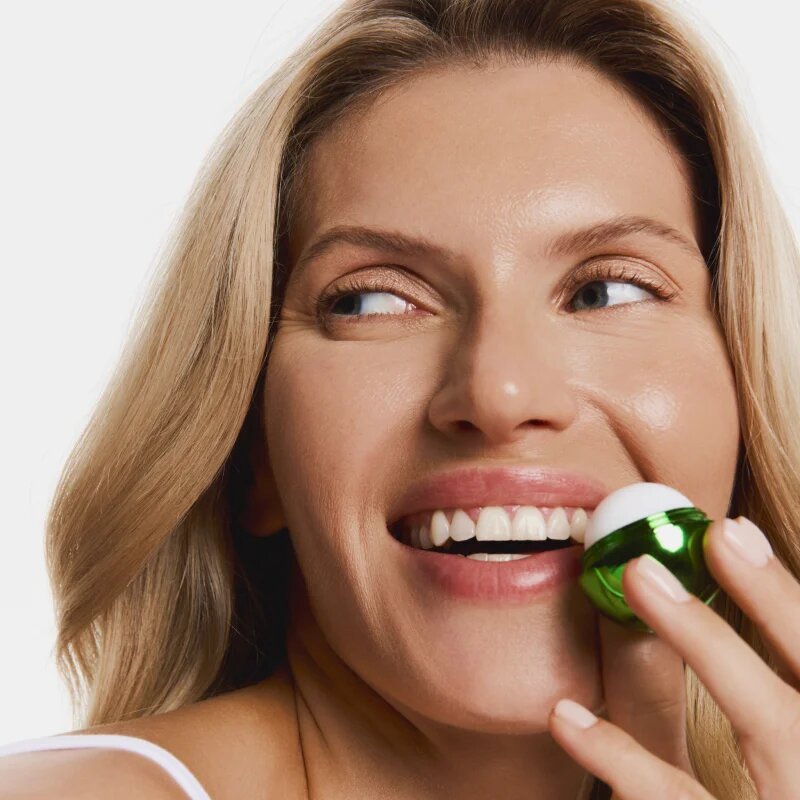SUNEWMED+ Pear Kiss Moisturizing Lip Balm vlažilni balzam za ustnice z karitejevim maslom 13 g