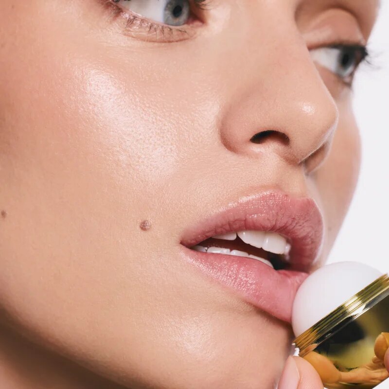 SUNEWMED+ Vanilla Gold Kiss Moisturizing Lip Balm vlažilni balzam za ustnice z karitejevim maslom 13 g