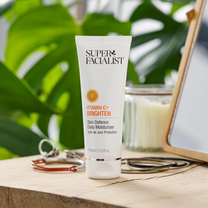 Super Facialist Vitamin C+ Brighten posvetlitvena vlažilna krema za utrujeno kožo 75 ml