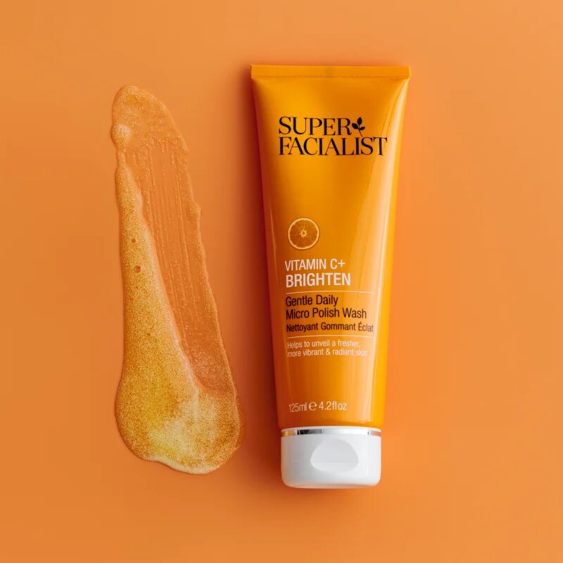 Super Facialist Vitamin C+ Brighten posvetlitveni piling za obraz vrat in dekolte 125 ml