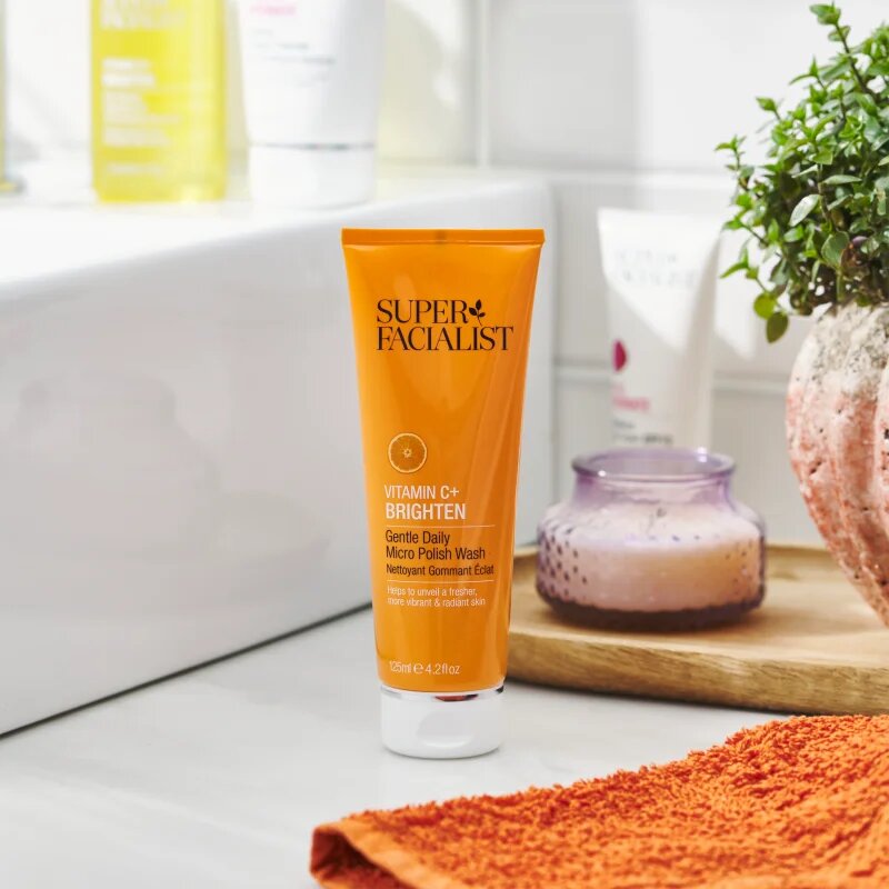 Super Facialist Vitamin C+ Brighten posvetlitveni piling za obraz vrat in dekolte 125 ml