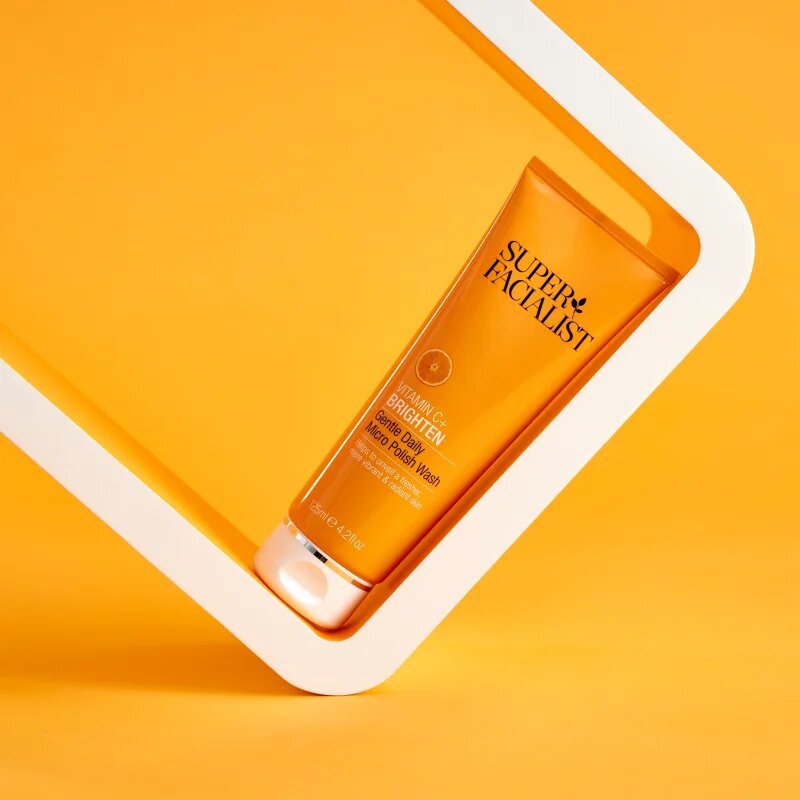 Super Facialist Vitamin C+ Brighten posvetlitveni piling za obraz vrat in dekolte 125 ml